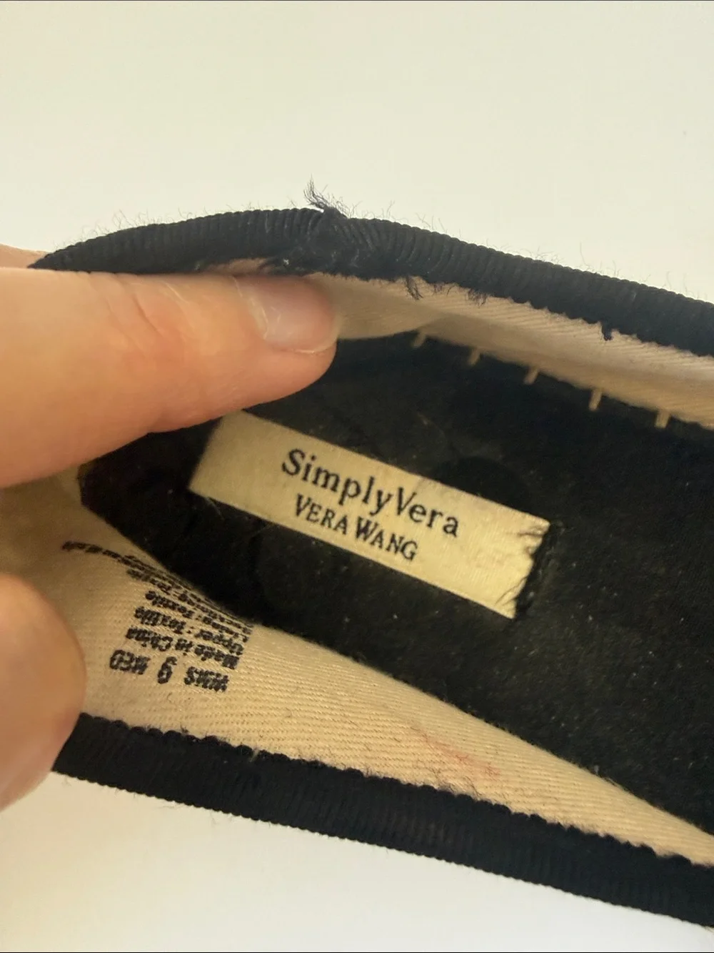 Vera Wang women's beige and black slip-on shoes - Size 9